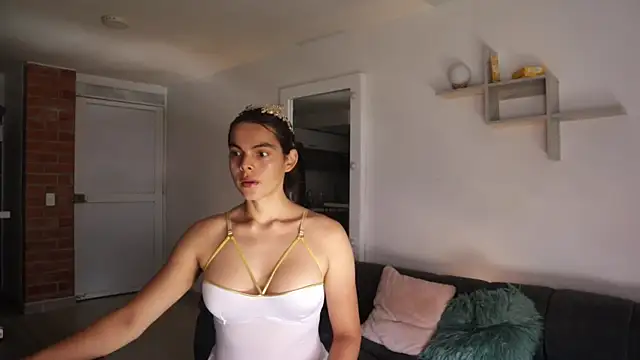 Snapshot of _Vahos_ chatting on October 19, 2025, 5:05 pm  Vahos  online show from October 19, 2025, 5:05 pm