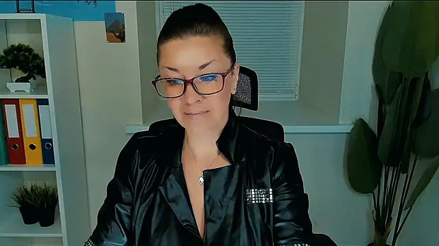 Snapshot of AnaMills chatting on September 13, 2025, 10:04 am AnaMills online show from September 13, 2025, 10:04 am