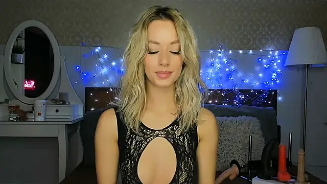 MiaBeeXX online show from September 28, 2025, 12:01 pm