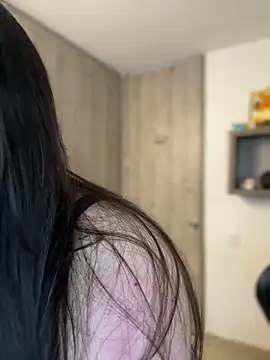 vaneelee online show from April 15, 2026, 8:31 pm