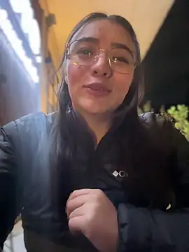 vaneelee online show from April 11, 2026, 3:25 am