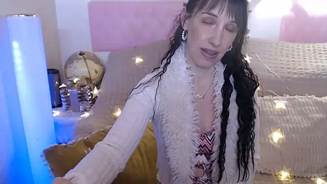 Snapshot of -carla- chatting on December 26, 2024, 8:28 am -carla- online show from December 26, 2024, 8:28 am