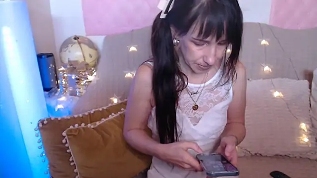 Snapshot of -carla- chatting on December 6, 2024, 7:37 am -carla- online show from December 6, 2024, 7:37 am