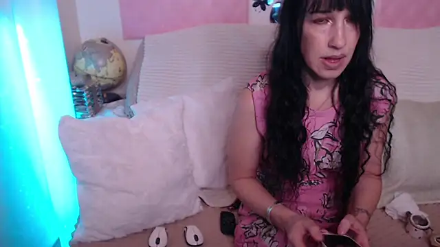 Snapshot of -carla- chatting on October 10, 2025, 4:35 am -carla- online show from October 10, 2025, 4:35 am