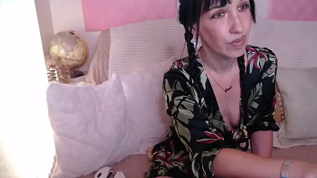 Snapshot of -carla- chatting on October 12, 2025, 5:31 am -carla- online show from October 12, 2025, 5:31 am