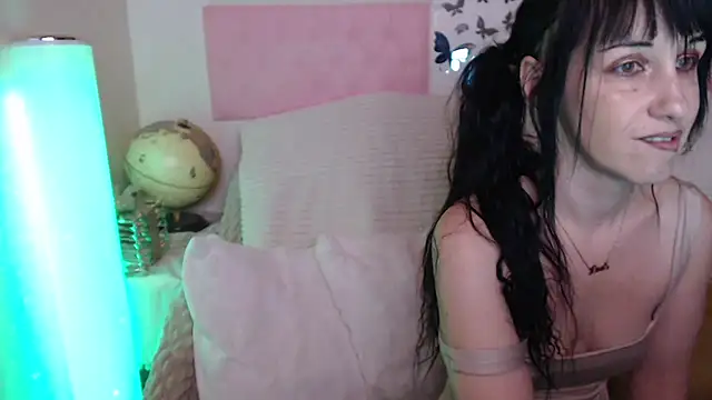 Snapshot of -carla- chatting on February 12, 2026, 7:19 am -carla- online show from February 12, 2026, 7:19 am