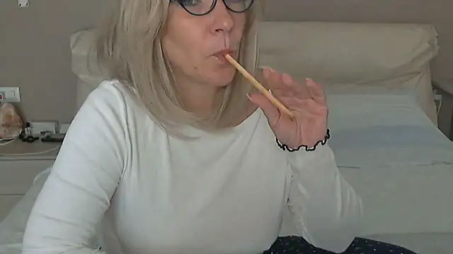 Snapshot of -K-- chatting on October 22, 2025, 9:09 am -K-- online show from October 22, 2025, 9:09 am