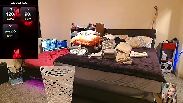 Blondiewithanass online show from April 12, 2026, 8:17 am