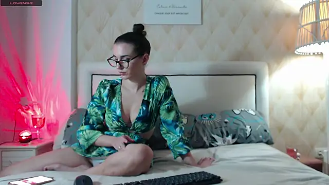 Snapshot of JessicaSteve chatting on October 14, 2025, 8:53 pm JessicaSteve online show from October 14, 2025, 8:53 pm