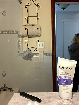 Snapshot of LittleMissEeve chatting on October 22, 2025, 4:17 pm LittleMissEeve online show from October 22, 2025, 4:17 pm