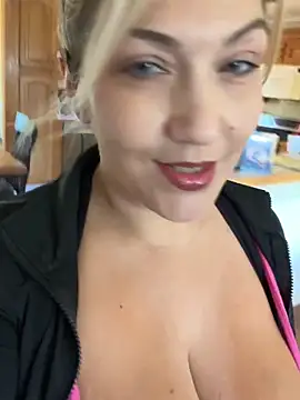 Snapshot of LittleMissEeve chatting on October 5, 2025, 4:31 pm LittleMissEeve online show from October 5, 2025, 4:31 pm