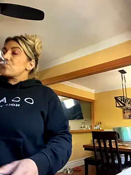 Snapshot of LittleMissEeve chatting on October 30, 2025, 4:04 pm LittleMissEeve online show from October 30, 2025, 4:04 pm