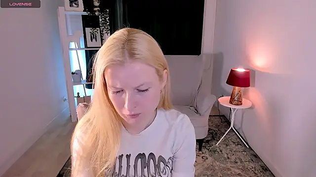 Snapshot of Laly_Peach chatting on July 18, 2026, 8:23 am Laly Peach online show from July 18, 2026, 8:23 am