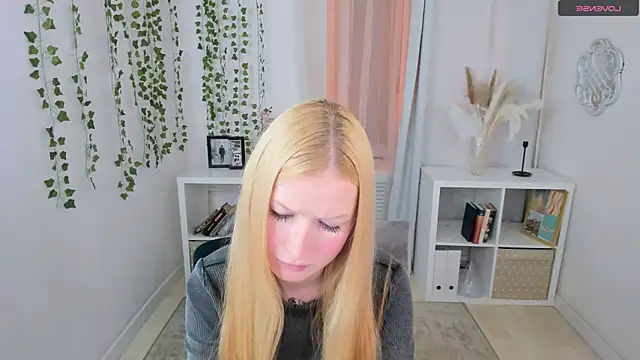 Snapshot of Laly_Peach chatting on October 1, 2025, 11:36 am Laly Peach online show from October 1, 2025, 11:36 am