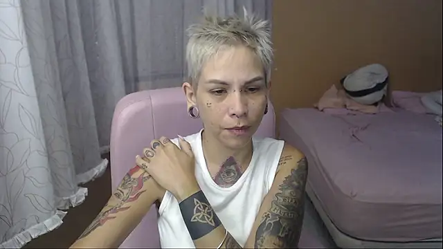 Snapshot of moon_cat85 chatting on May 29, 2026, 12:11 pm moon cat85 online show from May 29, 2026, 12:11 pm