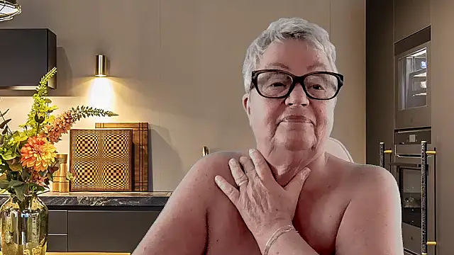 GrannyChrissy68 online show from March 3, 2026, 9:22 pm