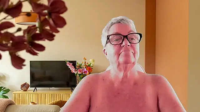 GrannyChrissy68 online show from February 6, 2026, 2:24 pm