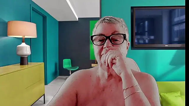 GrannyChrissy68 online show from January 7, 2026, 10:59 pm