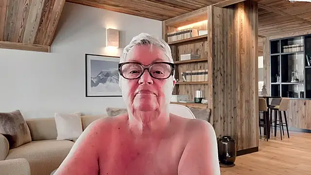 GrannyChrissy68 online show from February 14, 2026, 1:33 pm