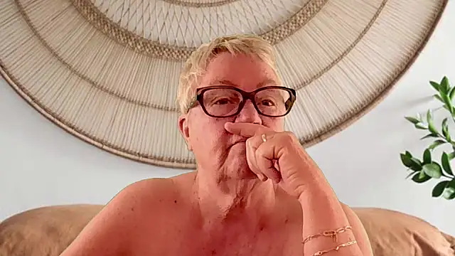 GrannyChrissy68 online show from April 16, 2026, 1:45 pm