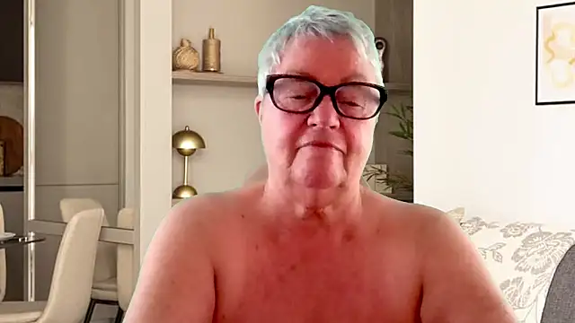 GrannyChrissy68 online show from April 17, 2026, 1:25 pm