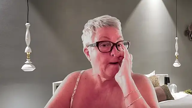 GrannyChrissy68 online show from February 8, 2026, 10:51 pm