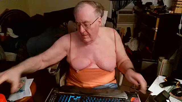 Snapshot of Toastir chatting on February 16, 2026, 9:45 pm Toastir online show from February 16, 2026, 9:45 pm