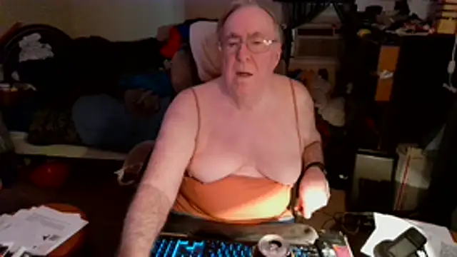Snapshot of Toastir chatting on February 6, 2026, 10:28 pm Toastir online show from February 6, 2026, 10:28 pm