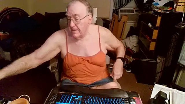 Snapshot of Toastir chatting on June 1, 2026, 1:11 pm Toastir online show from June 1, 2026, 1:11 pm