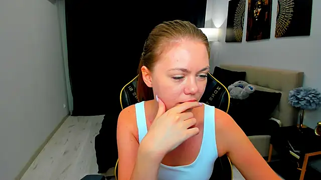 Strawberrye online show from May 31, 2026, 3:23 am