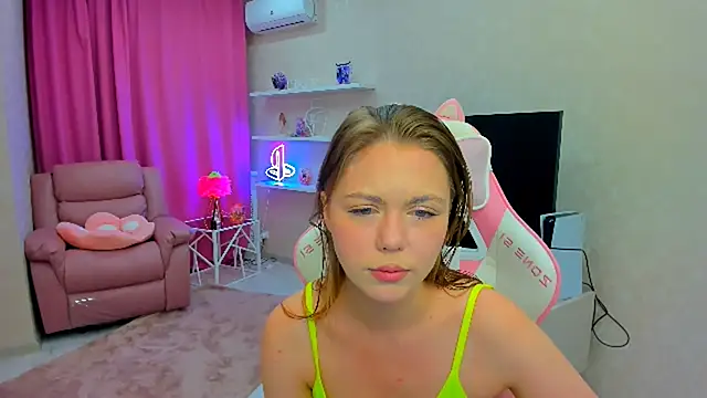 Snapshot of Strawberrye chatting on September 28, 2025, 3:35 am Strawberrye online show from September 28, 2025, 3:35 am