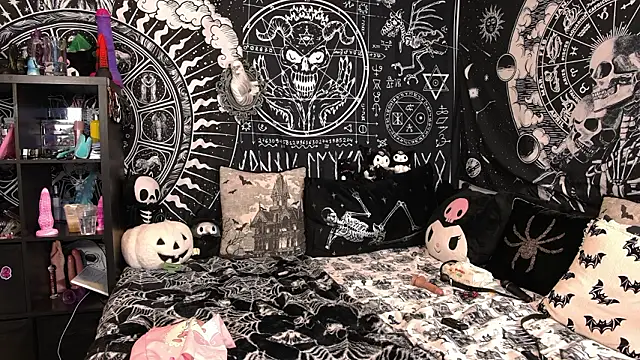 EVILYN online show from March 24, 2026, 7:58 pm