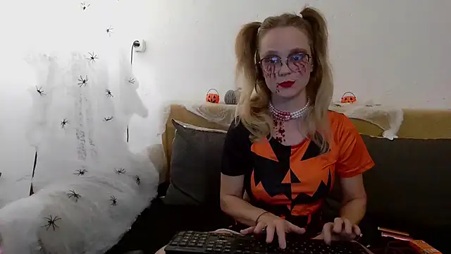 little-leni online show from October 31, 2025, 8:49 pm