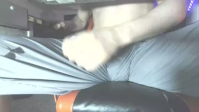 Snapshot of Dick_and_muscles chatting on October 16, 2025, 1:36 am Dick and muscles online show from October 16, 2025, 1:36 am