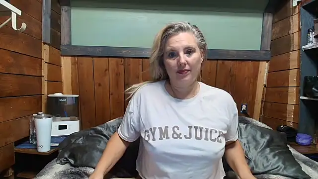 lisaxlovexxx online show from May 20, 2026, 3:31 pm