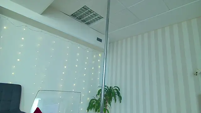 girl nextd00r online show from February 7, 2025, 1:11 pm