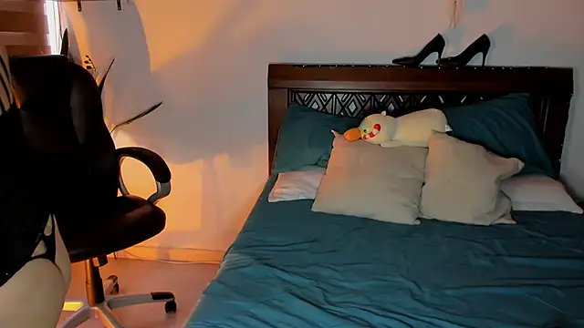 Ariella tits online show from March 14, 2026, 11:00 pm