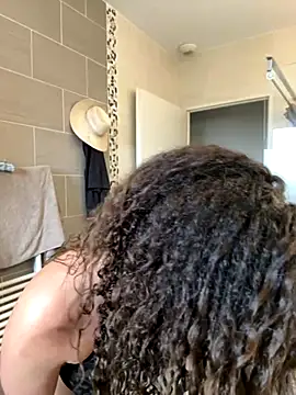 Clara-xoxo online show from December 5, 2025, 1:32 pm