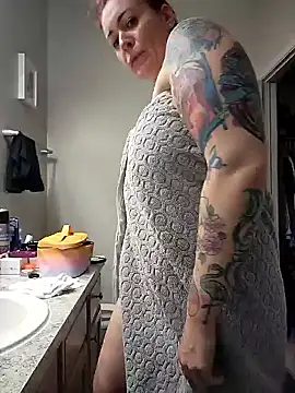 Snapshot of HollyTattoo chatting on September 8, 2025, 3:11 pm HollyTattoo online show from September 8, 2025, 3:11 pm