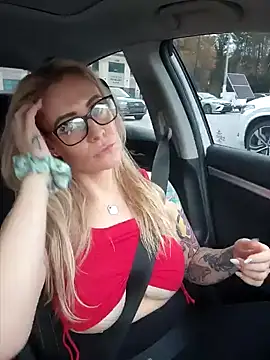 Snapshot of HollyTattoo chatting on December 8, 2024, 10:14 pm HollyTattoo online show from December 8, 2024, 10:14 pm