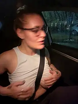 Snapshot of HollyTattoo chatting on December 9, 2024, 11:03 pm HollyTattoo online show from December 9, 2024, 11:03 pm