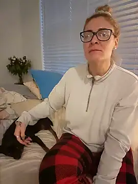 Snapshot of HollyTattoo chatting on December 8, 2024, 12:30 pm HollyTattoo online show from December 8, 2024, 12:30 pm