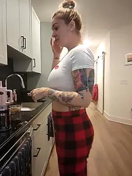 Snapshot of HollyTattoo chatting on January 24, 2025, 1:25 pm HollyTattoo online show from January 24, 2025, 1:25 pm