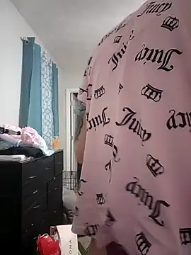 Snapshot of HollyTattoo chatting on December 22, 2024, 12:27 pm HollyTattoo online show from December 22, 2024, 12:27 pm