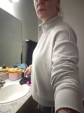 Snapshot of HollyTattoo chatting on January 22, 2025, 2:24 pm HollyTattoo online show from January 22, 2025, 2:24 pm