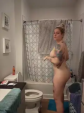 Snapshot of HollyTattoo chatting on December 11, 2024, 5:59 pm HollyTattoo online show from December 11, 2024, 5:59 pm