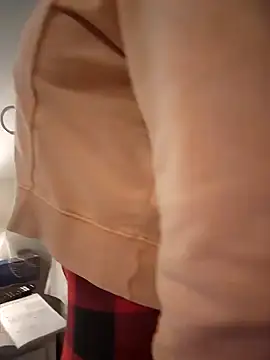 Snapshot of HollyTattoo chatting on January 13, 2025, 10:47 am HollyTattoo online show from January 13, 2025, 10:47 am