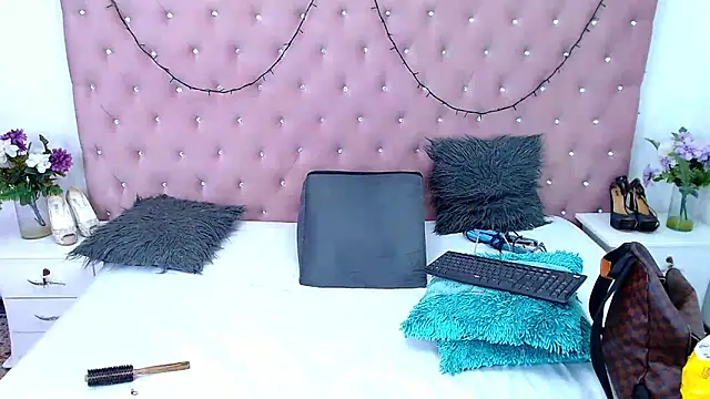 CharlotteWilliams online show from January 22, 2025, 2:24 pm