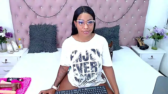 CharlotteWilliams online show from January 24, 2025, 3:55 pm