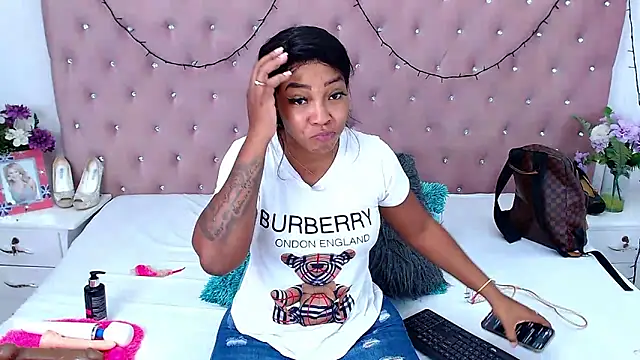 CharlotteWilliams online show from December 29, 2024, 4:05 am